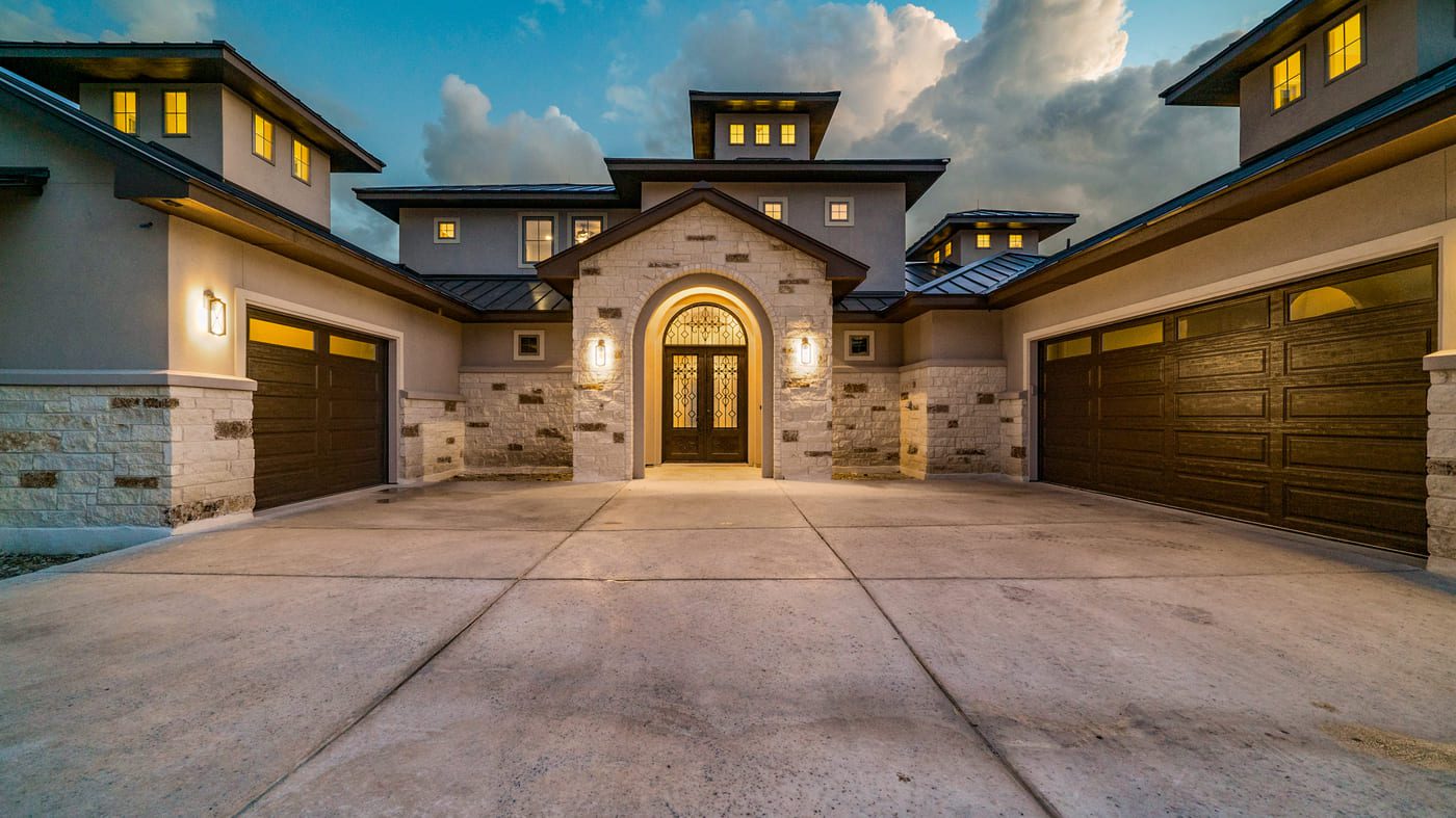 Why Local Custom Home Builders Should Work with Exclusive Iron Doors